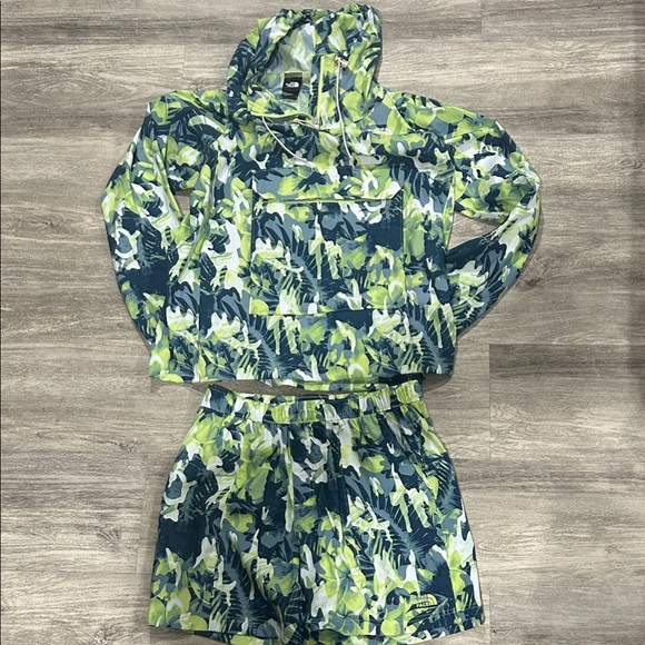 The North Face Green and Blue Patterned Apparel Top SzLg. Bottom Sz M - Picture 1 of 5